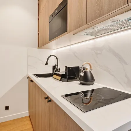 Apartament Modern Near Subway *